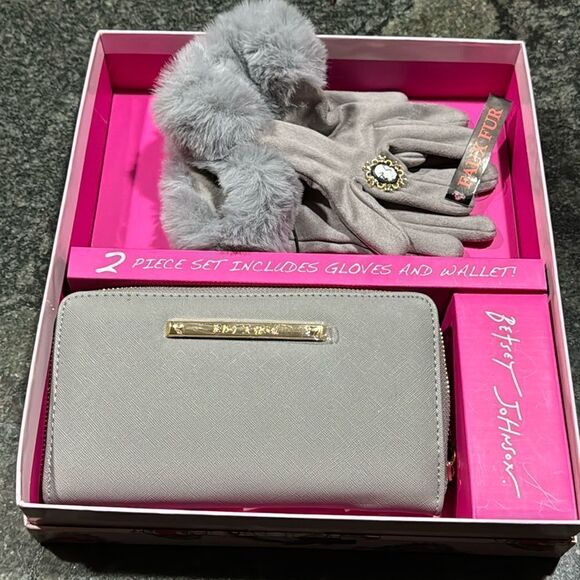 Betsey  Johnson boxed set zip around wallet & gloves - Picture 1 of 7
